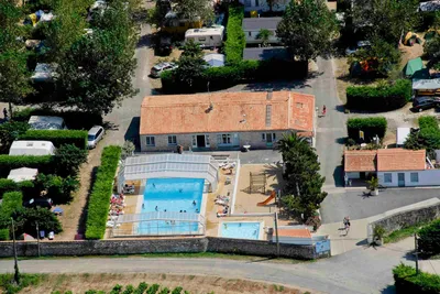 Camping La Tour des Prises  - Luftaufnahme des Campingplatzes