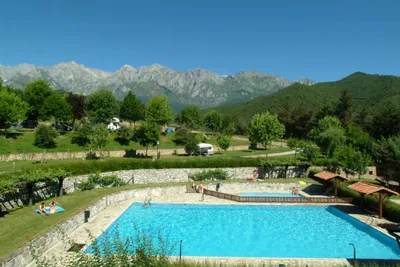 Camping La Viorna  -  Pool vom Campingplatz im Grünen