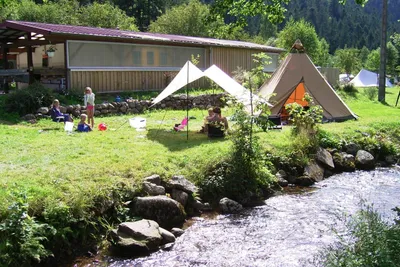 Camping La Vologne - Zeltplätze am Ufer des Flusses