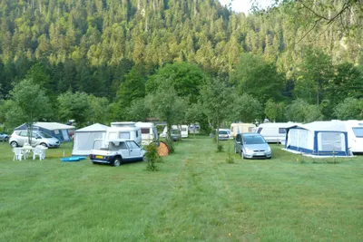 Camping La Vologne - Standplätze auf der Wiese auf dem Campingplatz