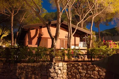 Camping Lacona Pineta - Bungalow mit Garten zwischen Bäumen