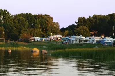 Landöns Camping  - Blick auf den Wohnwagen- und Zeltstellplatz vom Campingplatz am Meer im Grünen