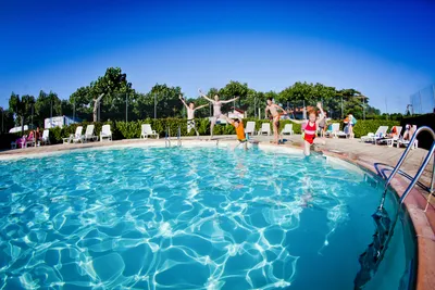 Camping Larrouleta - Kinder beim Baden im Freibad des Campingplatzes