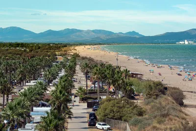 Camping Las Dunas - Blick auf nah am Strand gelegene Standplätze, den Strand und die bergige Umgebung