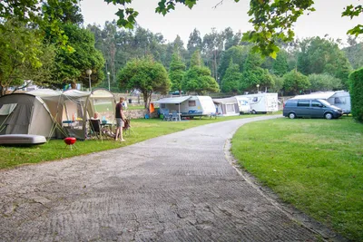 Camping Las Hortensias  -  Stellplatz vom Campingplatz auf grüner Wiese