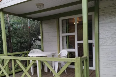 Camping Las Planes  - Mobilheim mit Terrasse auf dem Campingplatz