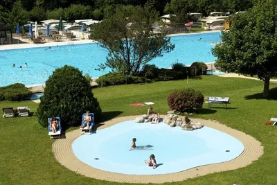 Camping Le Berceau  -  Poolbereich auf dem Campingplatz