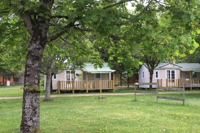 Camping Le Bivouac -  C Mobilheime mit Veranda im Grunen auf dem Campingplatz