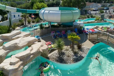 Camping Le Bois Joly  -  Pool vom Campingplatz mit Wasserrutschen und Liegestühlen in der Sonne