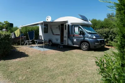Camping Le Bois Joly  -  Wohnwagen auf dem Stellplatz vom Campingplatz