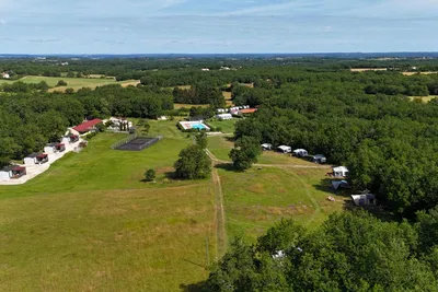 Camping Le Clos Barrat  - Luftaufnahme des Campingplatzes im Grünen