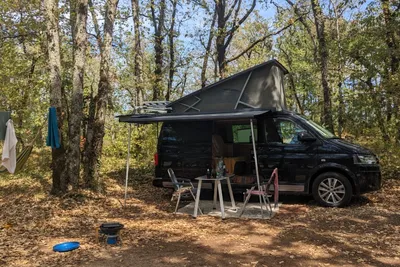 Camping Le Clos Barrat - Standplätze zwischen den Bäumen auf dem Campingplatz