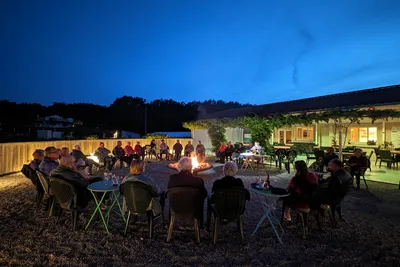 Camping Le Clos Barrat - Camper sitzen gemeinsam am Lagerfeuer