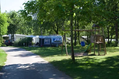 Camping Le Clou  -  Wohnwagenstellplätze und Spielplatz auf dem Campingplatz