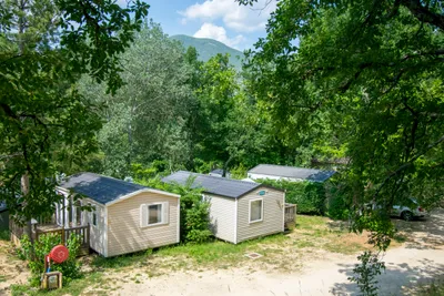 Camping Le Colorado - Blick auf die Mobilheime zwischen den Bäumen
