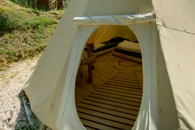 Camping Le Colorado - Tipizelt auf dem Campingplatz