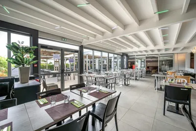 Le Domaine d' Inly - Restaurant mit Außenterrasse auf dem Campingplatz