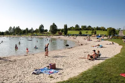 Camping Le Domaine de Louvarel  -  Camper am Strand vom Campingplatz am See