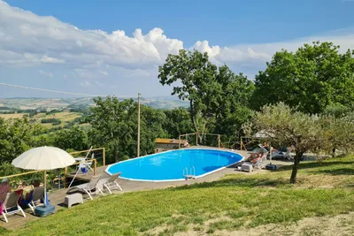 Camping le Farfalle  - Pool im Freien mit Liegestühlen und Sonnenschirmen