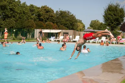 Le Florenville Camping  Camping La Rosière  - Pool im Freien mit Liegestühlen und Sonnenschirmen