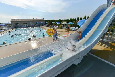 Camping Le Garrigon - Gäste auf der Wasserrutsche im Poolbereich vom Campingplatz