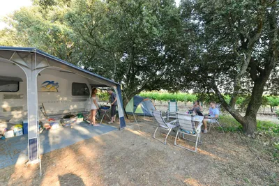 Camping Le Garrigon - Zeltplatz zwischen den Bäumen auf dem Campingplatz