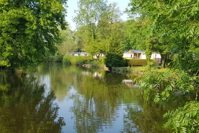 Camping Le Grand Paris  - Blick auf den Campingplatz am Fluss im Vexin Français Natural Regional Park