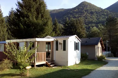 Camping Le Montagnou  - Mobilheim mit Veranda auf dem Campingplatz