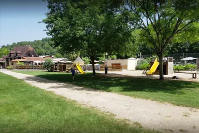 Camping Le Moulin du Roch  -  Spielplatz vom Campingplatz im Grünen