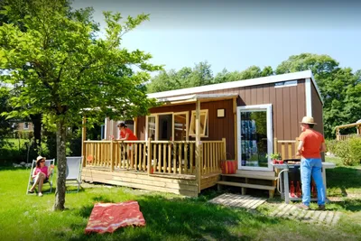 Camping Le Moulin du Roch  -  Camper am Mobilheim vom Campingplatz mit Veranda