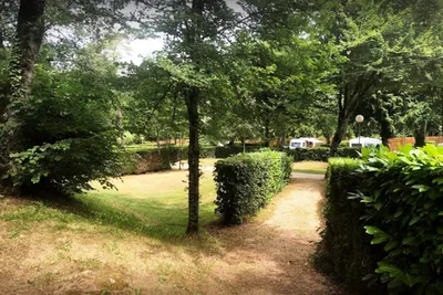 Camping Le Moulin du Roch  -  Stellplatz vom Campingplatz im Grünen