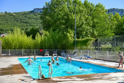 Camping Le Noble Val - Pool im Freien mit Liegestühlen auf dem Campingplatz