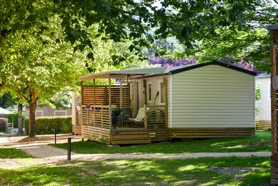 Camping Le Noble Val  - Mobilheim mit Terrasse auf dem Campingplatz