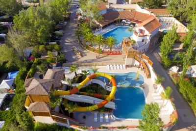 Camping Le Palais de la Mer  -  Luftaufnahme vom Pool auf dem Campingplatz