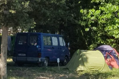 Camping Le Parc - Wohnmobil- und  Wohnwagenstellplätze im Schatten der Bäume