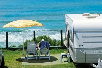 Camping Le Pavillon Royal - Wohnwagenstellplatz zwischen Weg und Meer auf der Wiese der Campingplatzanlage