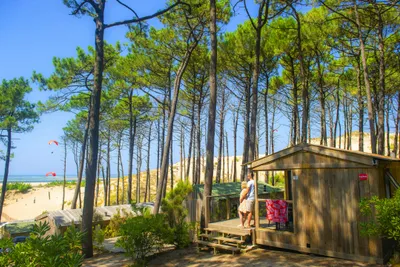 Camping Capfun Le Petit Nice - Gäste vor Ihrem Mobilheim