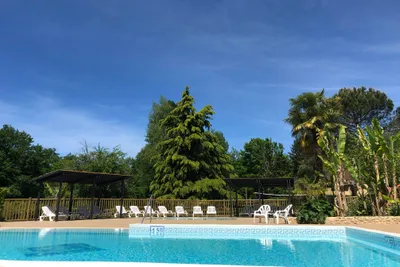 Camping Le Port de Limeuil - Campingplatz Pool im Grünen