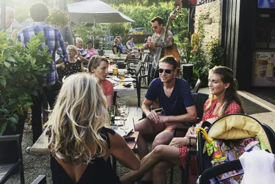 Camping Le Port de Limeuil - Musik auf der Terrasse der Bar