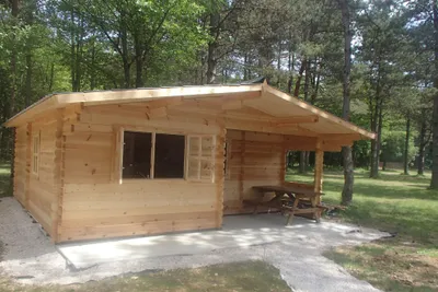 Camping Le Relais des Hautes-Côtes  -  großes Mobilheim auf dem Campingplatz