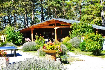 Camping Le Relais des Hautes-Côtes -  Restaurant und Rezeption auf dem Campingplatz