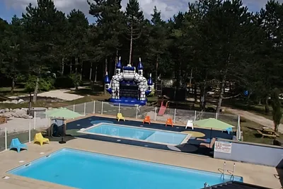 Camping Le Relais des Hautes-Côtes -  Poolbereich auf dem Campingplatz