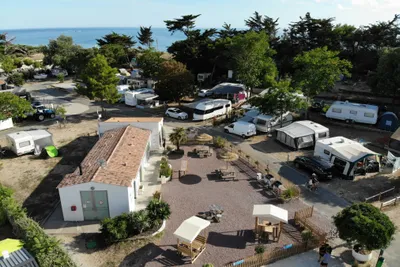 Camping Le Remondeau - Luftaufnahme des Campingplatzes