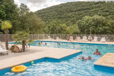 Camping Le Sous Bois - Schwimmbad mit Bergblick