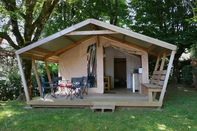 Flower Camping Le Temps de Vivre - Blick auf ein Glamping-Zelt mit Terrasse