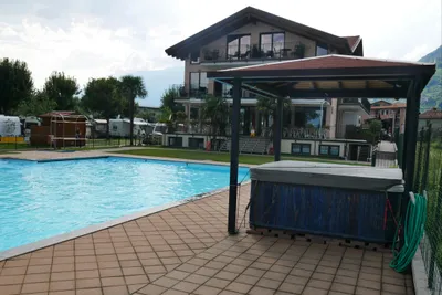 Camping Le Vele - Pool am Restaurant