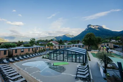 Yelloh! Village Lo Velâjo  Camping Le Verger Fleuri  - Pool im Freien mit Liegestühlen