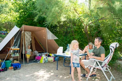 Le Vieux Colombier - Familie auf dem Zeltplatz vom Campingplatz