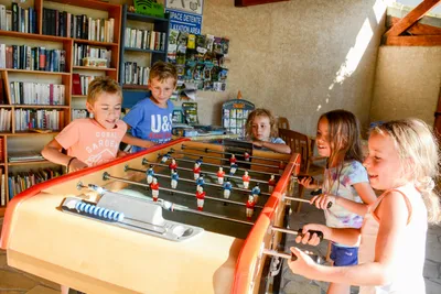 Le Vieux Colombier - Kinder am Tischfußball