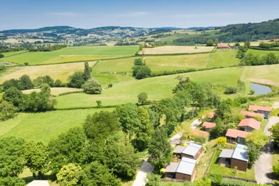 Camping Le Village des Meuniers - Übersicht auf das gesamte Campingplatz Gelände 